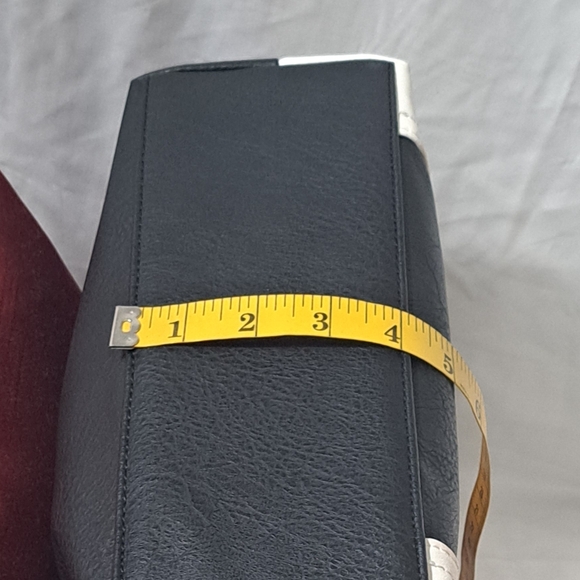 Black & White Strip PVC Leather Shoulder/Crossbody Bag EUC - Picture 12 of 15